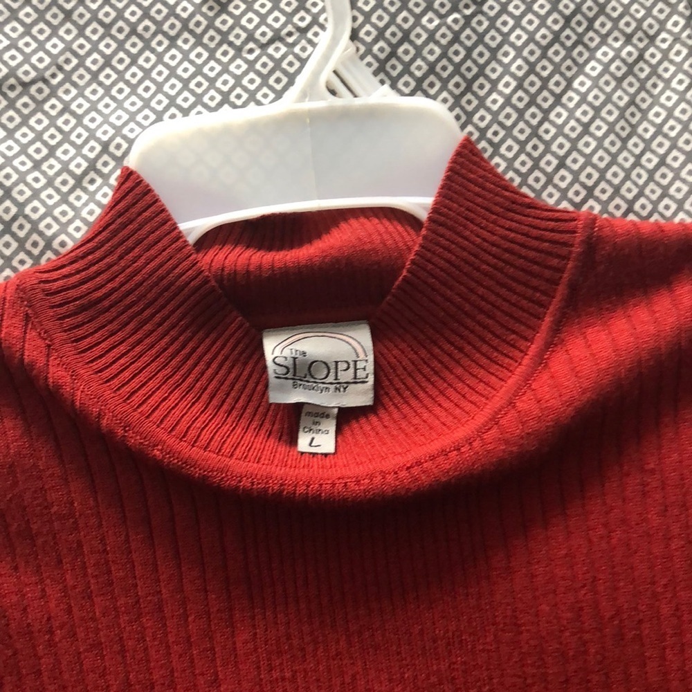 Form fitting top round neck